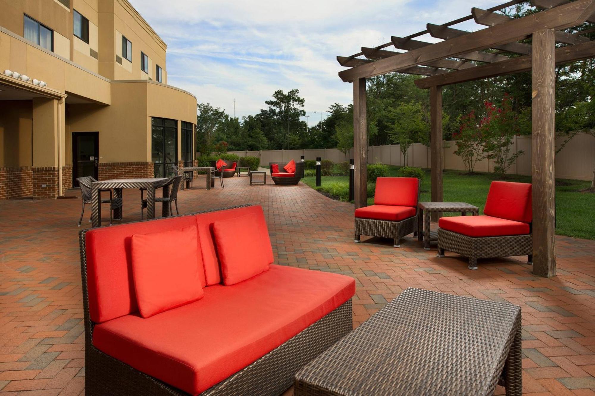 Courtyard By Marriott Waldorf Hotel Екстериор снимка