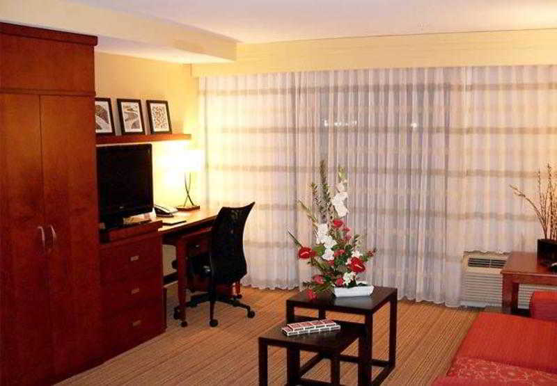 Courtyard By Marriott Waldorf Hotel Екстериор снимка