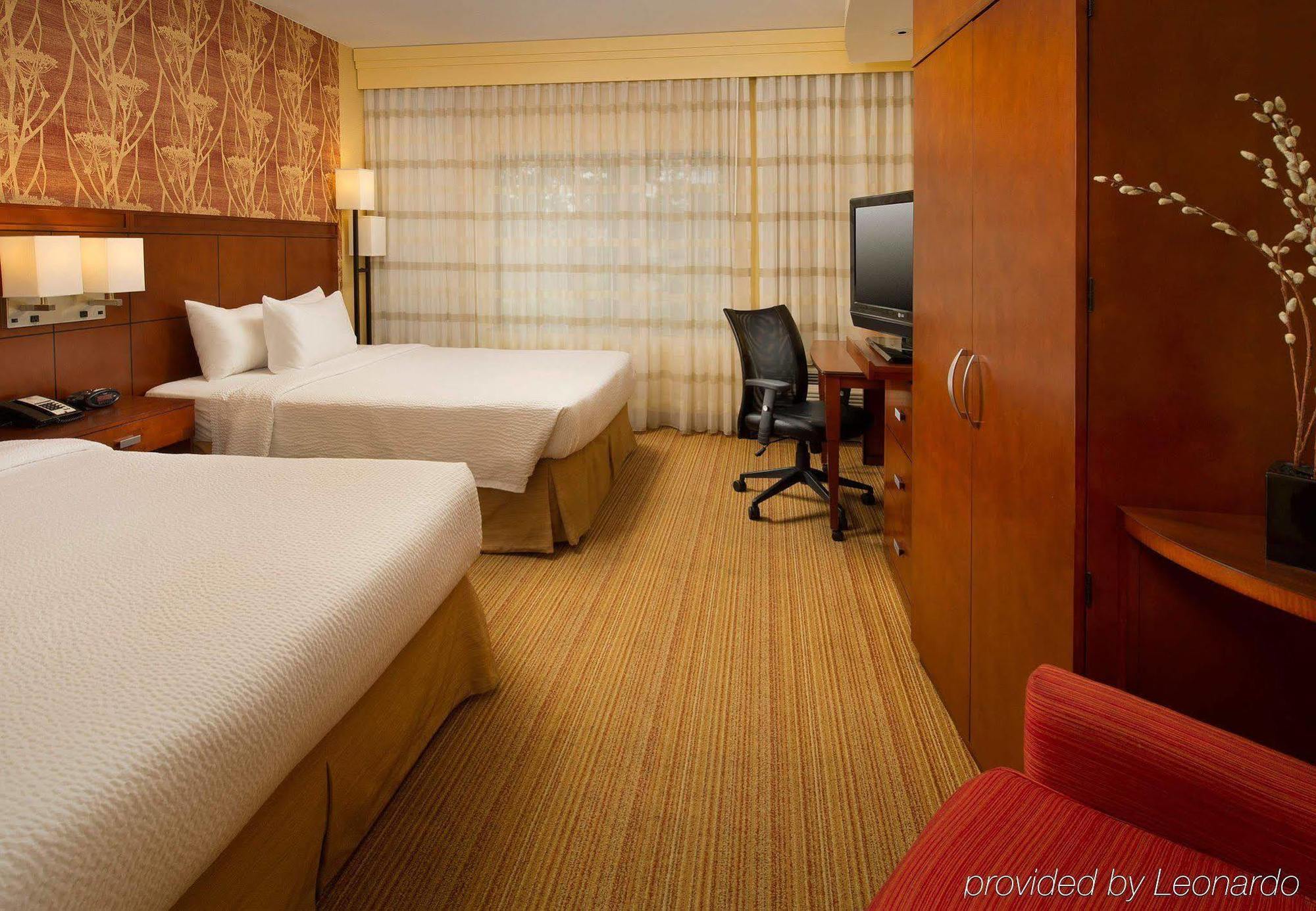 Courtyard By Marriott Waldorf Hotel Екстериор снимка