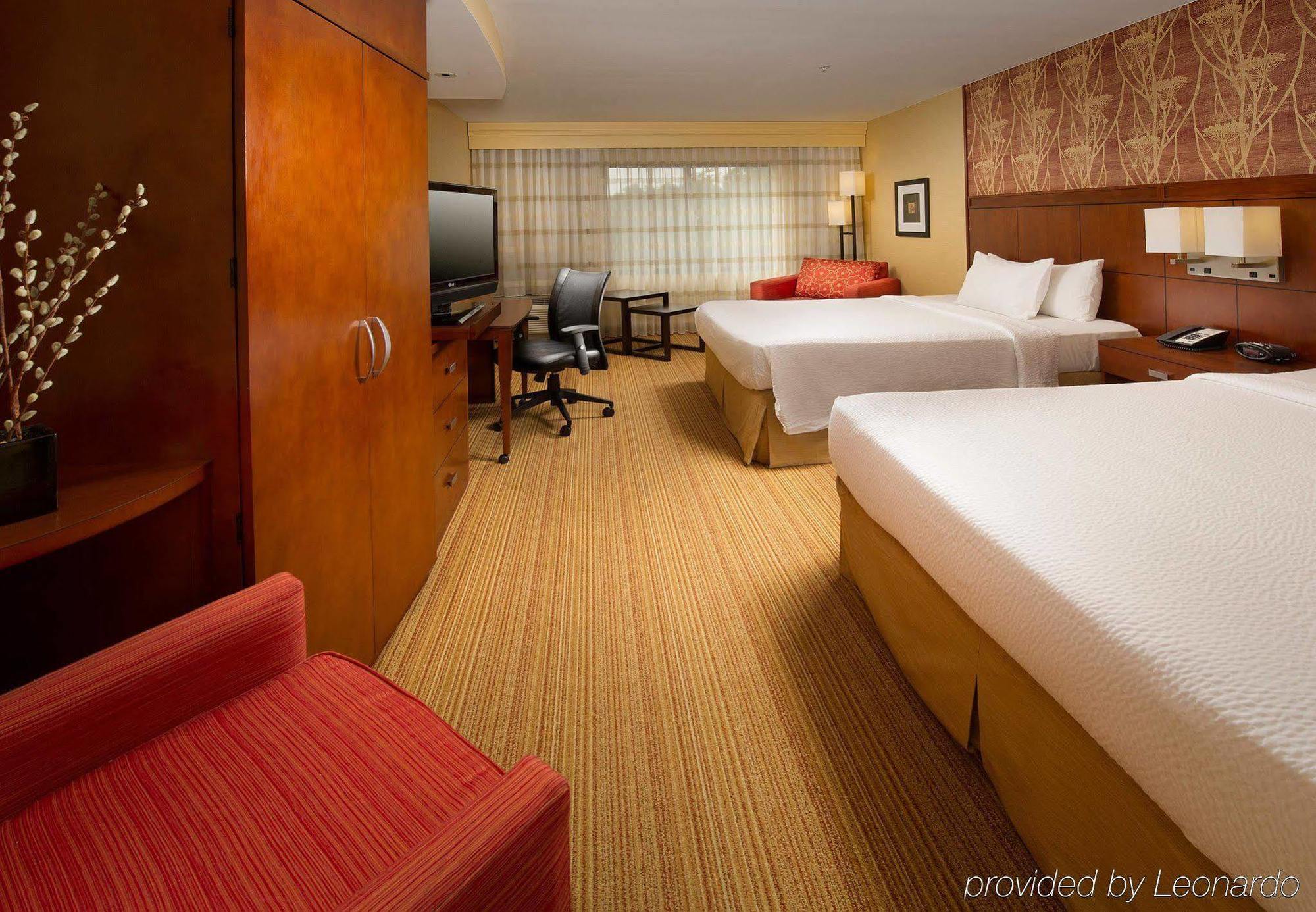 Courtyard By Marriott Waldorf Hotel Екстериор снимка